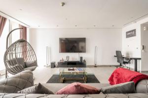 sala de estar con sofá y mesa en GUEST READY - Luxury One Bedroom Apartment DIFC Burj Khalifa View en Dubái