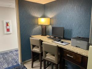 TV a/nebo společenská místnost v ubytování Comfort Suites Salisbury I-85