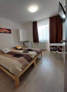 Un pat sau paturi într-o cameră la Arsenal House Budapest 1041