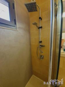 een douche met een douchekop in een badkamer bij Otranto casavacanza Elena in Otranto +32 foto's