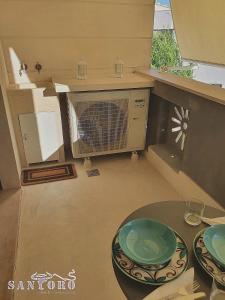 een kleine kamer met een tafel en borden op de vloer bij Otranto casavacanza Elena in Otranto