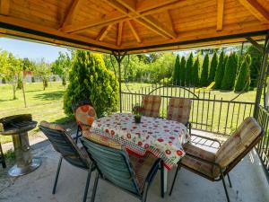 Vonkajšia záhrada v ubytovaní Holiday Home Csilla by Interhome