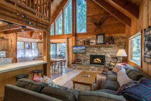 a living room with a couch and a fireplace at Tahoe Pines Cabin in Homewood