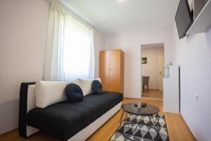 ソコバニャにあるA Apartmaniのソファとテーブルのあるリビングルーム
