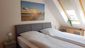 Postel nebo postele na pokoji v ubytování Ferienwohnung Nr 5 am Weststrand - 4 Sterne DTV