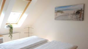 Postel nebo postele na pokoji v ubytování Ferienwohnung Nr 5 am Weststrand - 4 Sterne DTV
