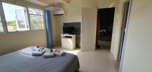 Un dormitorio con una cama con dos pares de zapatos. en Club Seru Coral Ap Toekan, en Santa Catharina
