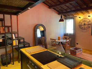 uma sala de estar com uma cozinha com um fogão e uma mesa em The Place - amazing loft in the heart of Rome em Roma