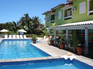 una piscina frente a un edificio en Pousada dos Reis, en Búzios