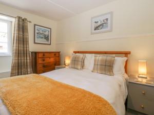 Cama ou camas em um quarto em Bell Cottage