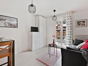 夏蒙尼-勃朗峰Studio Le Paccard-1 by Interhome的带沙发和桌子的白色客厅 更多23张照片