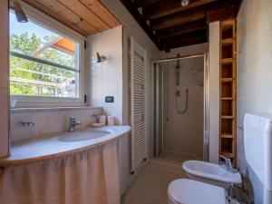 Koupelna v ubytování Holiday Home Sant'Evasio by Interhome