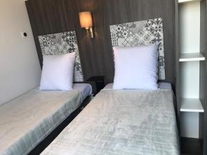Mobil Home Vue sur Mer - Racine 03客房内的一张或多张床位