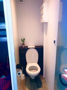 Mobil Home Vue sur Mer - Racine 03的一间浴室