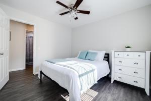 Postel nebo postele na pokoji v ubytování Trailside Townhouse - Close to Downtown & Bike Trails