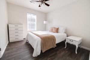 Postel nebo postele na pokoji v ubytování Trailside Townhouse - Close to Downtown & Bike Trails + 3 fotografie