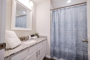 Koupelna v ubytování Trailside Townhouse - Close to Downtown & Bike Trails