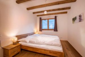 1 dormitorio con cama y ventana en Haus Rendl 1, en Bramberg am Wildkogel