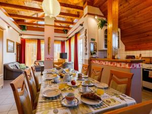 Reštaurácia alebo iné gastronomické zariadenie v ubytovaní Holiday Home Szabo by Interhome