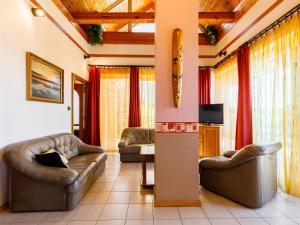 Televízia a/alebo spoločenská miestnosť v ubytovaní Holiday Home Szabo by Interhome + 35 fotografií