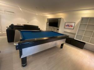 Bàn bi-da tại Modern Studio Apartment Manchester with Pool Table and Private Driveway