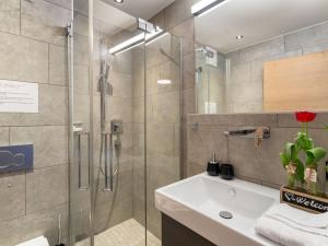 Bathroom sa Apartment TOP 4 by Interhome