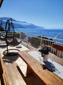 una mesa de picnic de madera con vistas al océano en Beautiful apartment 80 m from the sea, en Marusici 