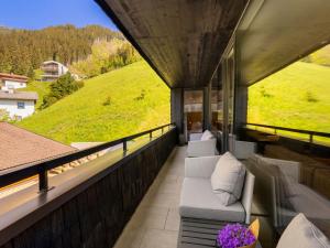 balcón con sofás y vistas a una colina en Apartment Top 2 by Interhome, en Zell am See