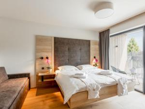 Tempat tidur dalam kamar di Apartment Emma Deluxe Aparthotel-7 by Interhome