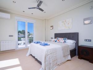 Posteľ alebo postele v izbe v ubytovaní Villa El Portet by Interhome