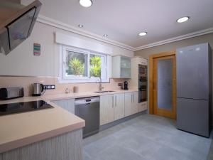 Kuchyňa alebo kuchynka v ubytovaní Villa El Portet by Interhome