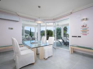 Posedenie v ubytovaní Villa El Portet by Interhome