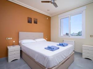 Posteľ alebo postele v izbe v ubytovaní Villa El Portet by Interhome
