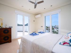 Posteľ alebo postele v izbe v ubytovaní Villa El Portet by Interhome