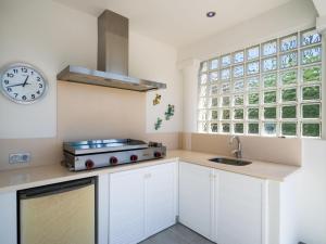 Kuchyňa alebo kuchynka v ubytovaní Villa El Portet by Interhome