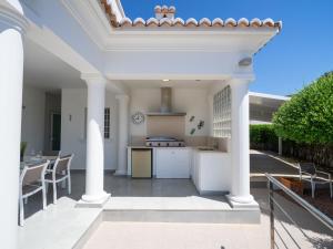 Kuchyňa alebo kuchynka v ubytovaní Villa El Portet by Interhome