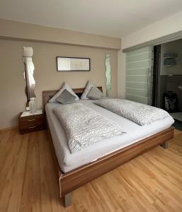 ツェル・アン・デル・モーゼルにあるFerienwohnung-Mesenichのベッドルーム1室(大型ベッド1台、白いシーツ、枕付)