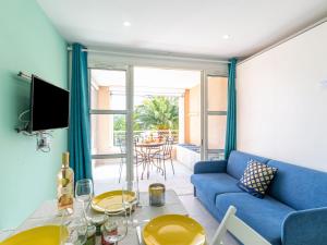 un salon avec un canapé bleu et une table dans l'établissement Studio L'Esquinade P1 101 by Interhome, à Agay 43 autres photos
