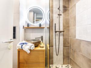 une salle de bain avec douche et lavabo dans l'établissement Studio L'Esquinade P1 101 by Interhome, à Agay