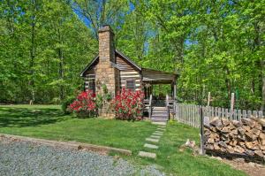 une petite maison au milieu d'une cour dans l'établissement Lovely Wooded Cabin with Numerous Trails On-Site!, à Earlysville