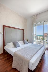 A bed or beds in a room at Hotel Imperiale