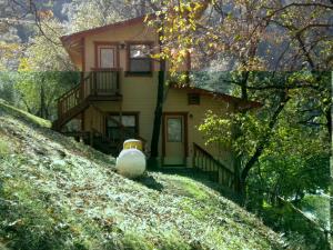 una casa al lado de una colina en Yosemite Gatekeeper's Lodge, en El Portal