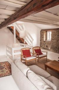 een woonkamer met een bank en 2 stoelen bij CASA TON, junto a Baqueira y Aigüestortes in Sorpe