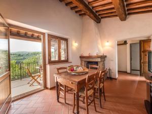 comedor con mesa y chimenea en Holiday Home Fonte al Tesoro by Interhome, en Roccatederighi
