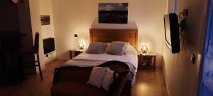 une chambre avec un lit et une chaise dedans dans l'établissement Appartement Arles 35 m2, à Arles