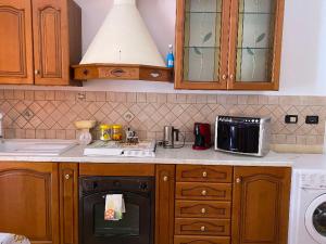 una cucina con lavandino e piano cottura forno superiore di Holiday mode EVA a Partinico
