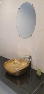 a bathroom with a bowl sink and a mirror at Airport Studios in Aggelika