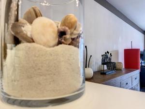 een glazen pot met een bloem erin op een aanrecht bij Appartement 'Plaza' te Oostduinkerke - Bad in Oostduinkerke-Bad +7 foto's