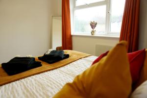 een slaapkamer met een bed met twee zakken erop bij 10BH Dreams Unlimited- Budget Heathrow Long stay Apartment with FREE PARKING in Ashford