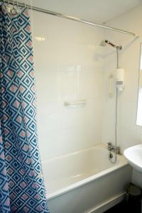 Bathroom sa 10BH Dreams Unlimited- Budget Heathrow Long stay Apartment with FREE PARKING